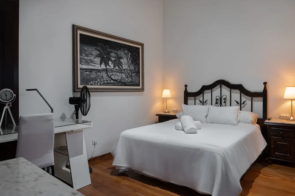 El Hostal santa ana suite and rooms habitación doble con balcón baño compartido