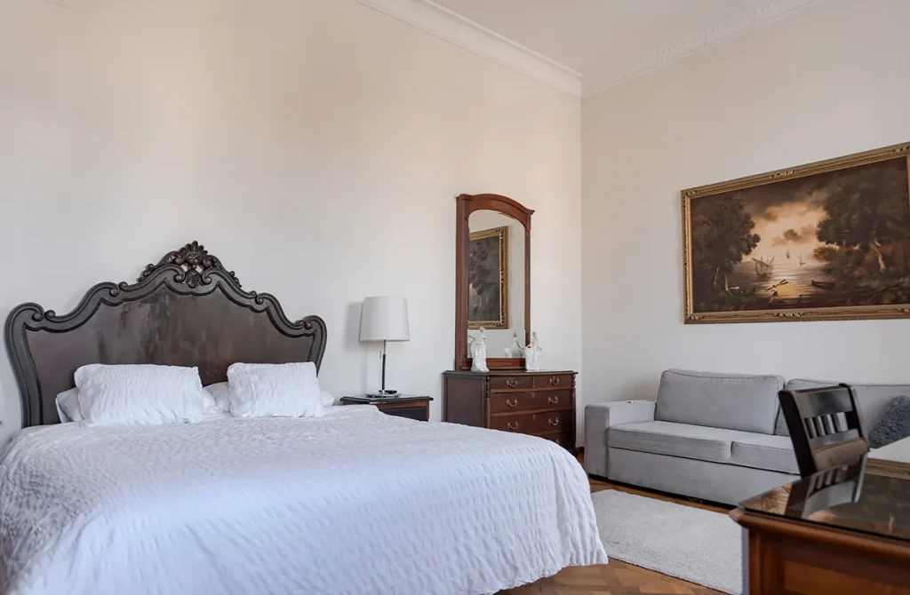 El Hostal santa ana suite and rooms habitación triple con vistas a la catedral baño compartido