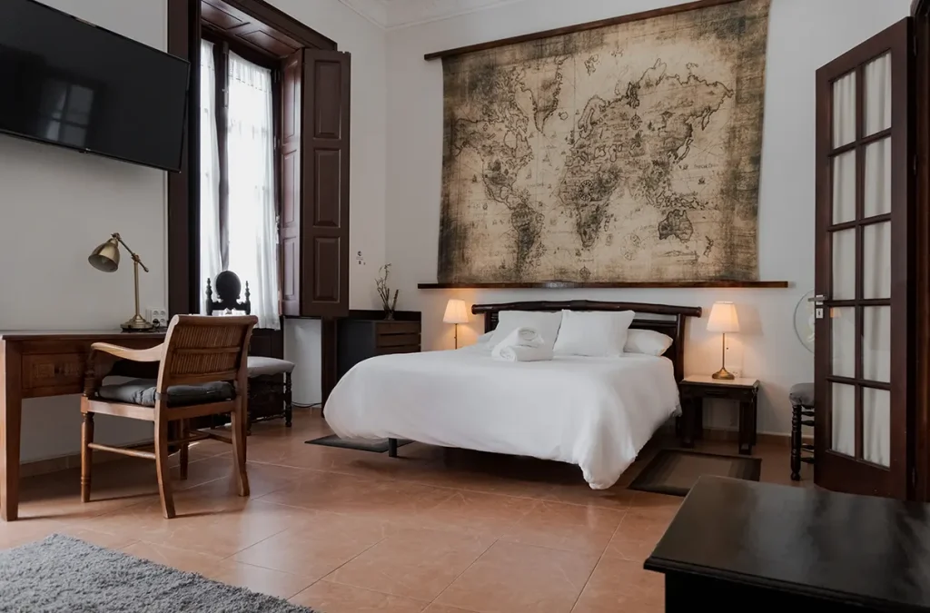 El Hostal santa ana suite and rooms habitación triple con balcón baño compartido