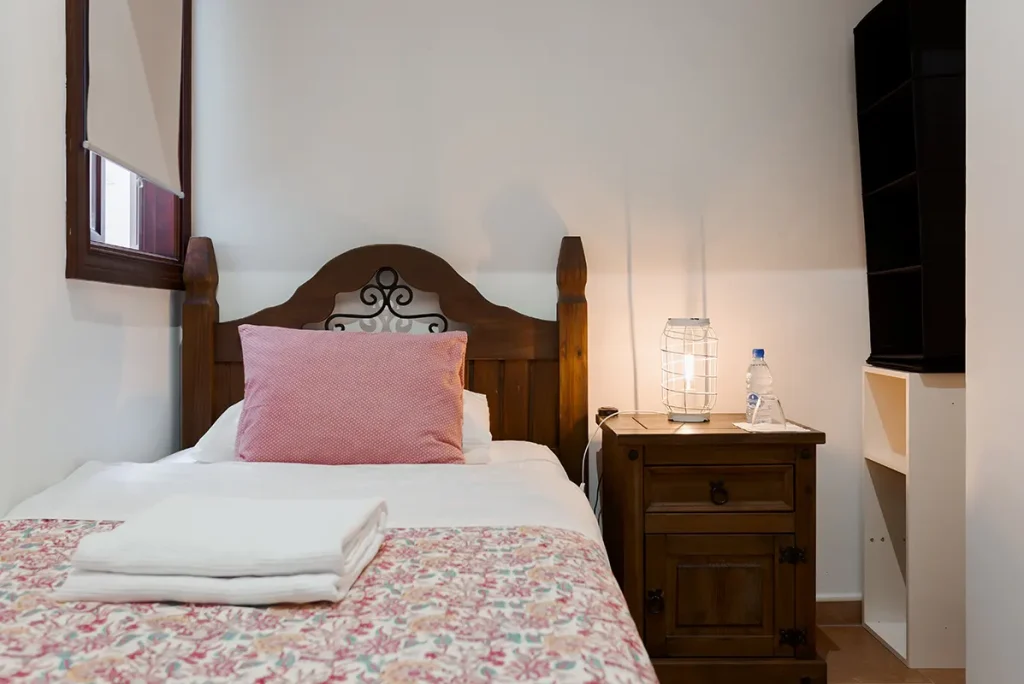 El Hostal santa ana suite and rooms habitación individual con balcón baño compartido